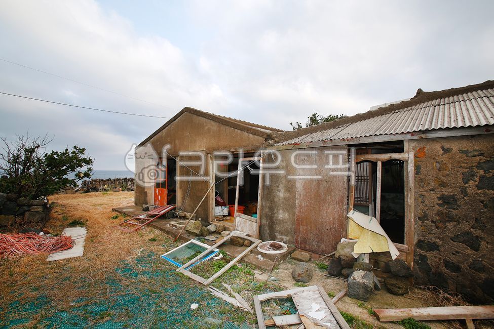 폐가,폐옥,페허,제주도폐가,주택,대문,재개발,집,빈집,지붕,민가,옛날민가,한국가옥,오래되다,낡다,전통,썩다,공포,jejuclosed,houses,gates,redevelopment,vacanthouses,thatchedhouses,roofs,privatehouses,folkhouses,oldhouses,koreanhouses,old,traditional,rotten,horror