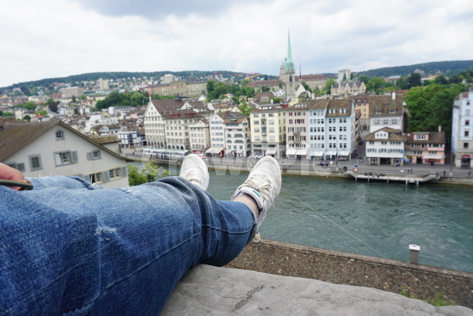 감성,취리히,유럽,스위스,리마트강,리마트강변,자연,산책,거리,길거리,난간,마을,경치,경관,풍경,강변,강,리마트,강물,도시,풍경,city,landscape,해외,외국,세계,foreign,oversea,world,세계도시풍경,해외도시풍경,외국도시풍경,world cityscape,사람,인물,인간,human,person,apparel,의복,clothing,의류,pants,바지