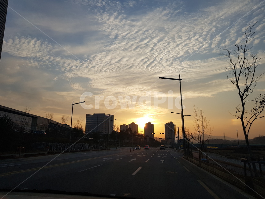 노을,초저녁,주름진구름,저녁노을,해질녁,도시,풍경,city,landscape,road,도로,nature,자연,outdoors,옥외,freeway,고속 도로,highway,고속도로