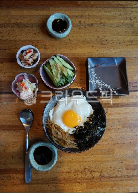 간장계란밥,계란밥,간장밥,혼밥,집밥,간장,밥,김가루,김,참기름,비빔밥,비비다,고소한,레시피,식재료,노란자,흰자,후라이,계란후라이,우엉,dish,요리,식사,meal,사발,bowl,egg,계란,food,음식,spoon,숟가락,쯔유
