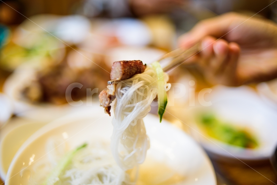 냉면,갈비,고기,아웃포커싱,음식,젓가락,여름,시원한,음식,식재료,요리,food,cook,meal,dishes,food reserves,면류,면요리,noodles,육류,고기,meat,한식,한국음식,한국요리,korean food,korean dishes,korean meal,korean cook