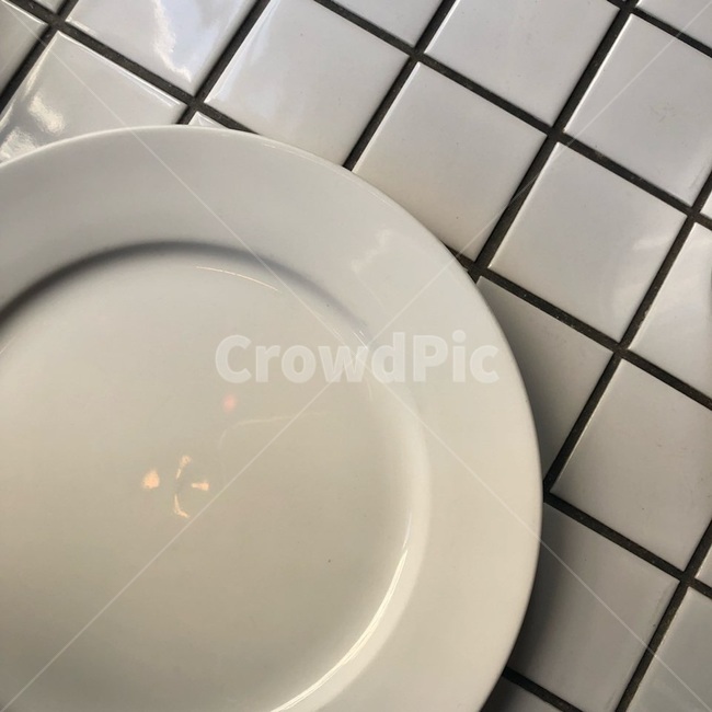 empty plate,white plate,cafe,restaurant,tile,Plating,plate,table