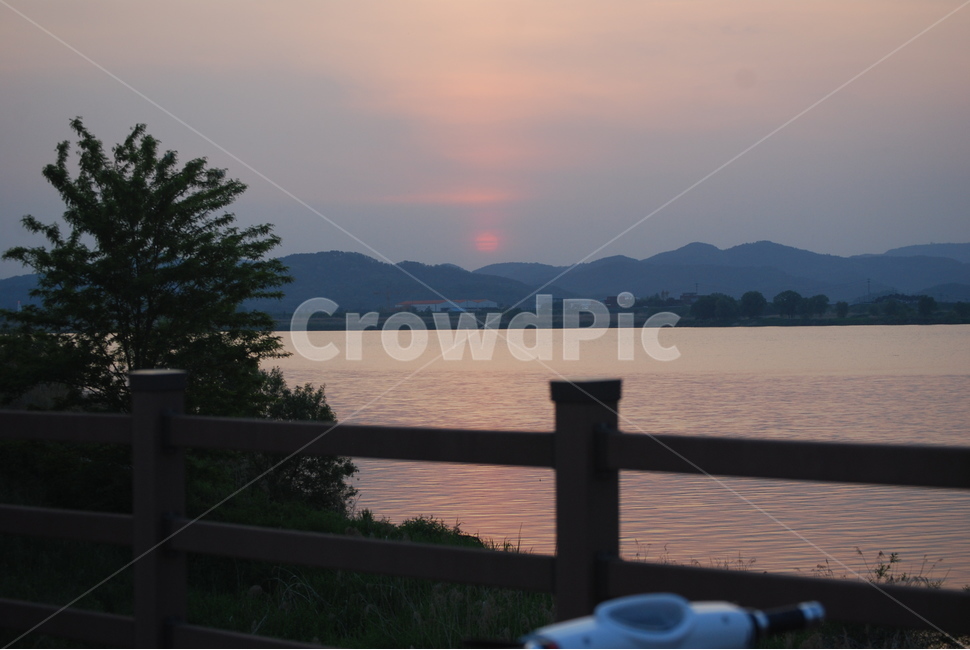 일몰,스쿠터,강,호수,산,나무,저녘,노을