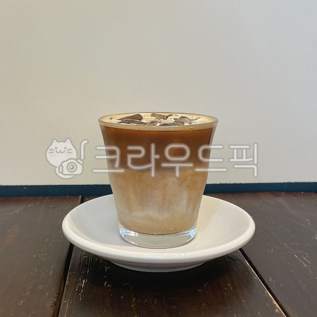 아이스커피,카페라떼,커피,라떼,아이스카페라떼,아이스라떼,크레마,카페메뉴,카페,유리컵,에스프레소,에스프레소샷,시원한음료,마실것,음료,카페인,디카페인,우드테이블,나무테이블,플랫화이트,카페라테
