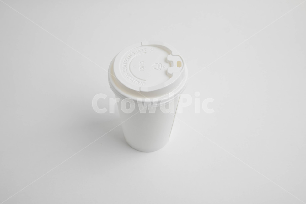 컵,종이컵,테이크아웃컵,커피,뚜껑,화이트,하얀,white,배열,직선,바라보다,나란히,앞에서,위에서,밑에서,배경,백그라운드,백그라운드배경,사물,물건,오브젝트,thing,object,matter,누끼,remove background