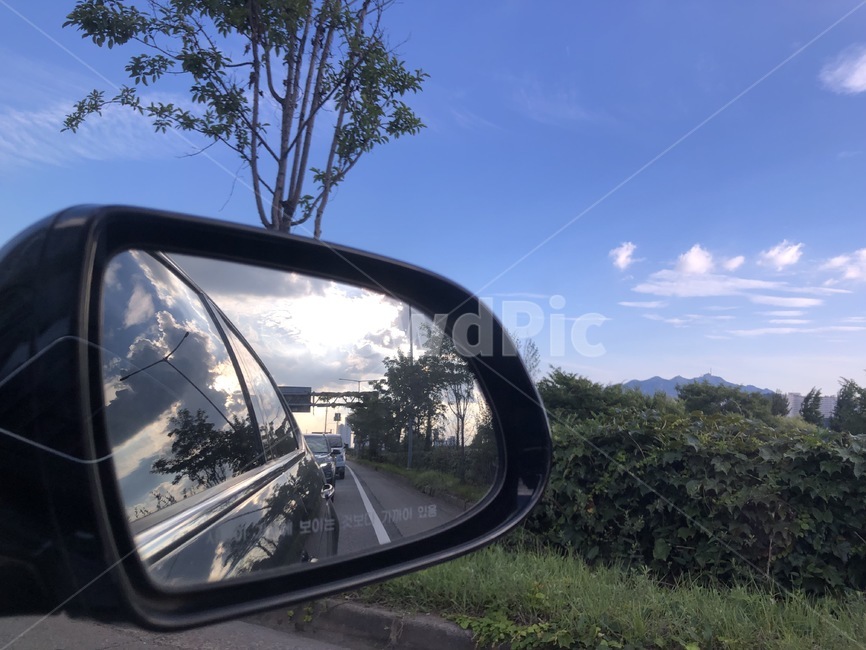 사이드미러,거울반사,하늘,노을,도로,고속도로,풍경,sunset,car,sidemirror,highway
