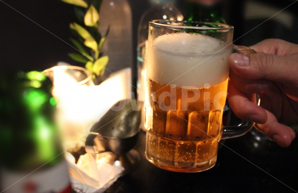 맥주,거품,인물사진,손,맥주병,컵,사람,테이블,화분,휴지,여행,발리,아늑한,힐링,행복,감성사진,남자,생맥주,beer,bubble,personal,hand,beerbottle,cup,pot,dish,bali,dark,healing,happy,sensitive,사람,인물,인간,human,person,술,주류,alcohol,감성,sensible,feeling
