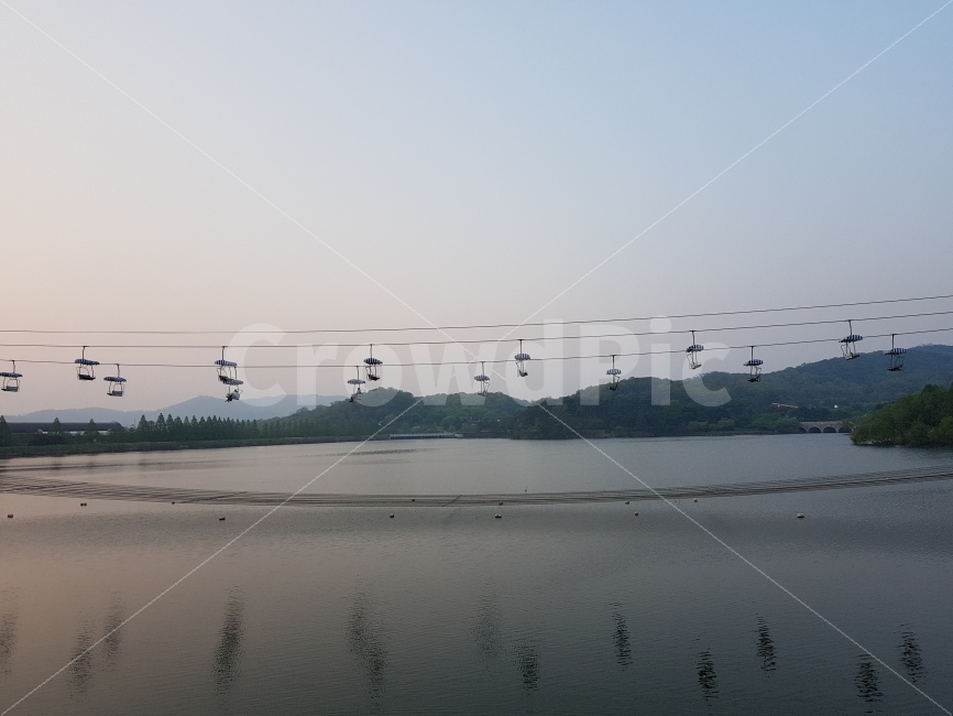 곤도라,리프트,lift,이동수단,이동,풍경,landscape,move,한국,korea,산,mountain,자연,nature,저녁,여행,나들이,감성,감성사진,스냅,스냅사진,스넵,스넵사진,snap,snapshot,나무,식물,공원,park,tree,plant,plants,travel,느낌,분위기,feel,feeling,경치,evening,풀,이파리,하늘,산맥,산봉우리,산꼭대기,정상,계절,season,봄,4월,spring,운송,transfer,한국자연,강,하천,호수,river,교통,교통수단,운송수단,탈거,탈것,타다,자연,풍경,nature,landscape,한국자연풍경,한국자연경관,korea nature landscape
