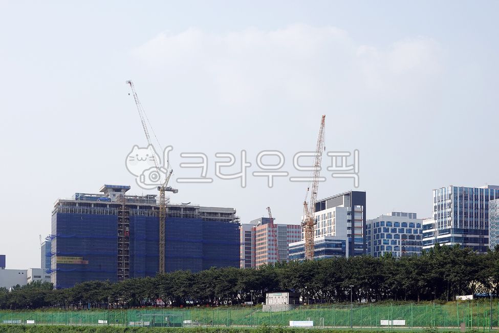 건설현장,아파트,도시풍경,건설,현장,공사,건축,크레인,타워크레인,타워,장비,중장비,건설장비,건물,건축물,빌딩,시멘트,콘크리트,철골,골조,도시,건설업,산업,건축업,constructionsite,apartment,cityscape,site,crane,towercrane,tower,equipment,heavyequipment,constructionequipment,architecture,building,cement,concrete,steelframe,framing,city,constructionindustry,industry,construction