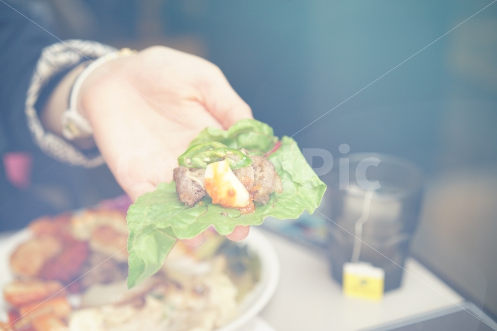 쌈,먹방,푸짐,푸드,상추,고기,불고기,음식,뷔페,접시,손,감성,느낌,행복,food,식사,모임,사람,인물,인간,human,person,신체일부,몸,body,음식,식재료,요리,food,cook,meal,dishes,food reserves,육류,고기,meat,한식,한국음식,한국요리,korean food,korean dishes,korean meal,korean cook