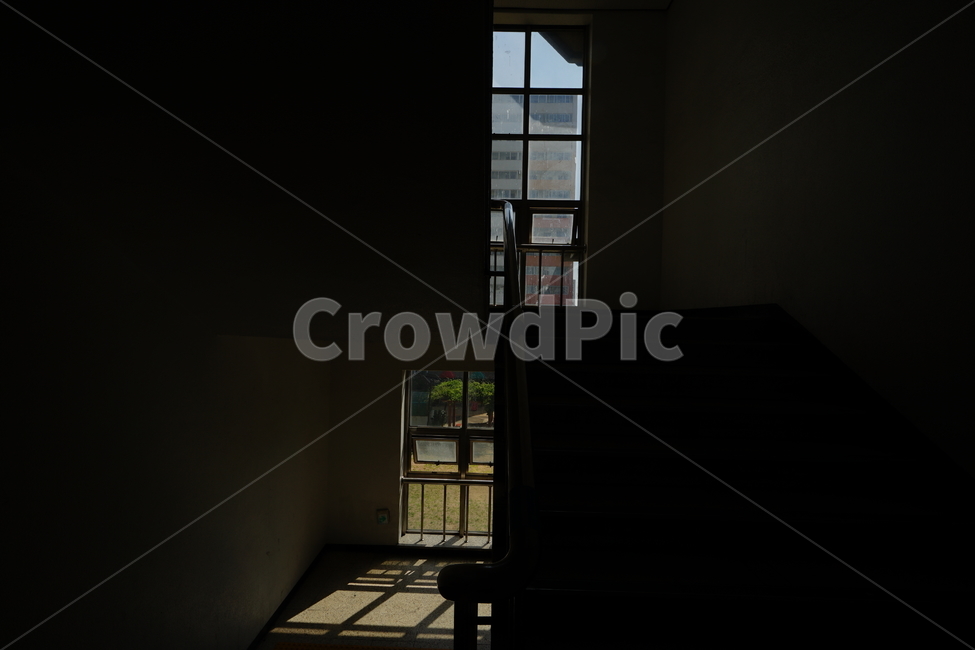 계단,층계,건물,실내,빛,어둠,창문,창가,윈도우,window,창,건축물,건물외관,exterior,building,structure,architecture,construction