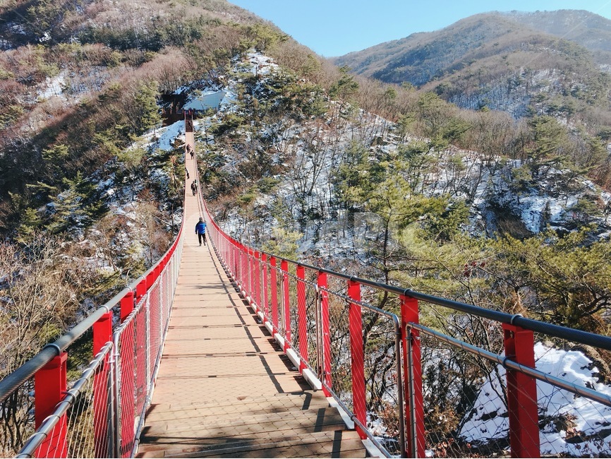등산,겨울산,겨울,출렁다리,다리,숲,산책,트래킹,국내,여행,운동,감악산,마장호수,파주,양주,경기도,겨울,계절,winter,season,자연,풍경,nature,landscape,한국자연풍경,한국자연경관,korea nature landscape,사람들,대중,군중,other people,crowd,person,사람,human,인간,banister,난간,handrail,building,건물,bridge,railing