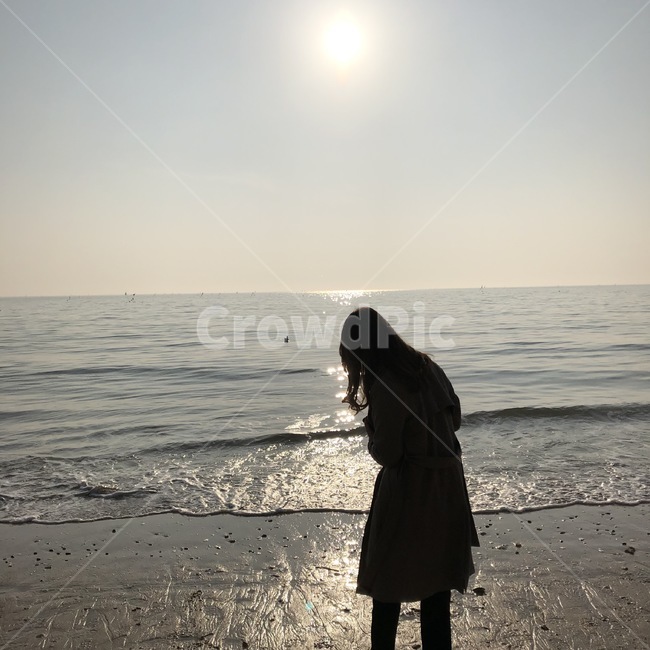 바다,경치,해안가,여자,뒷모습,트렌치코트,바닷가,사람,해변,바다,beach,sea,사람,인물,인간,human,person,여성,여자,woman,female,lady