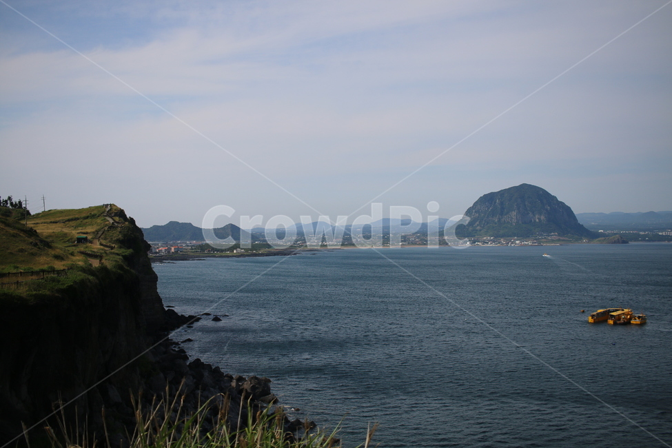 제주도,산방산,제주,하늘,바다,jeju,자연,풍경,nature,landscape,한국자연풍경,한국자연경관,korea nature landscape,제주도,jeju,jeju island,land,땅,outdoors,옥외,water,물,shoreline,해안선,sea,ocean,대양,promontory,곶,coast,연안