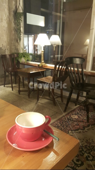 커피잔,빈잔,레드,기다림,가구,furniture,chair,의자,받침접시,saucer,도기류,pottery,밤,실내,스탠드,테이블,원목,창가,아늑한,빈