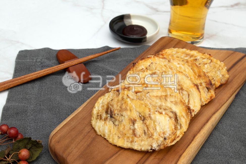 아귀포,아귀채,맥주,고추장,젓가락,젓가락받침,나무도마,식탁,식탁매트,대리석,술안주,음주,건어물,음식,간식,food,음식,식재료,요리,food,cook,meal,dishes,food reserves