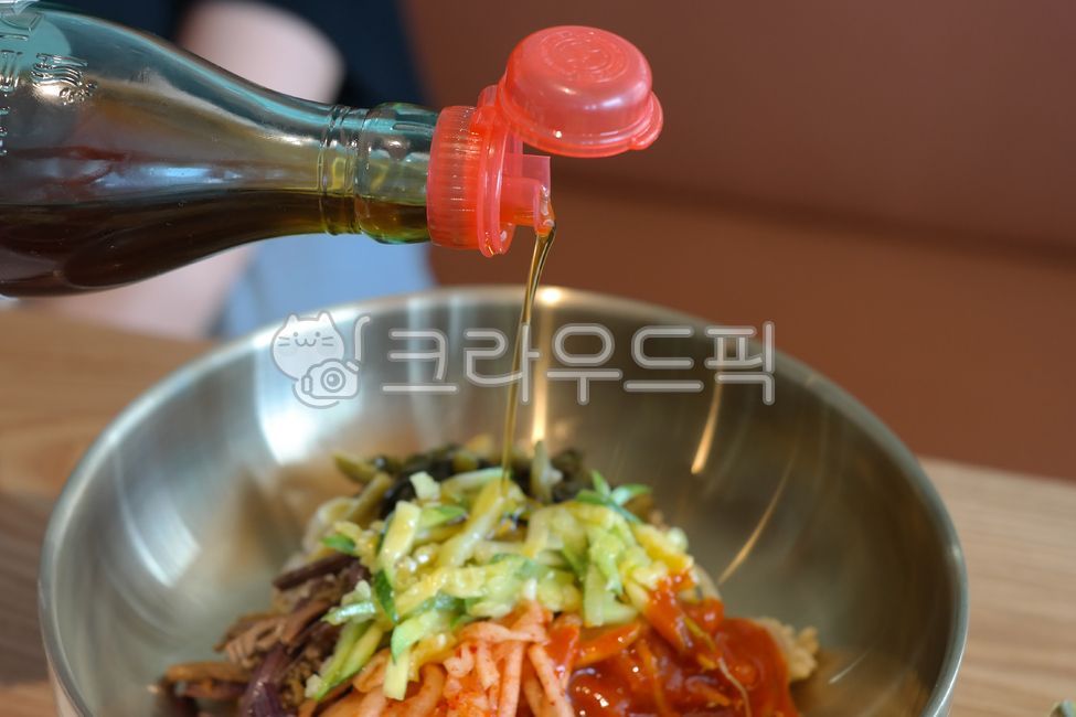 비빔밥,참기름,들기름,녹그릇,놋쇠,황동,비빔밥재료,나물,반찬,호박무침,고사리,호박,무생채,무김치,한식,한국요리,한국음식,음식,요리,식재료,야채,채소,한정식,정식,한식당,식당,음식점,정갈한,bibimbap,sidedishe,pumpkin,radish,koreanfood,food,ingredients,vegetables