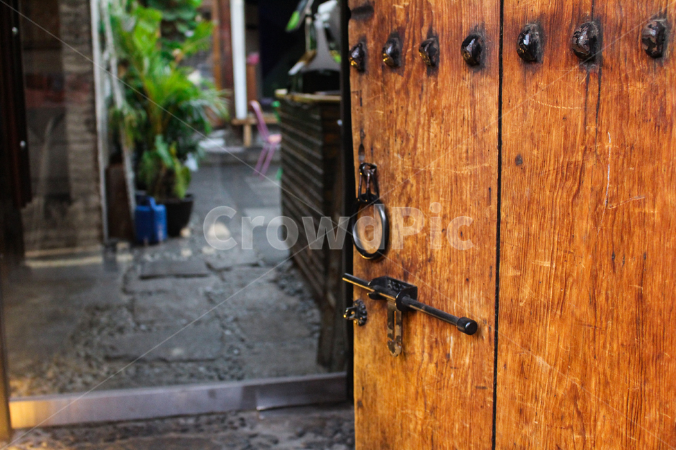 한옥,문,전통,문양,열린,반쪽,잠금장치,key,문열린,korea,traditional,door,집,옛날집,나무,wood,갈색,한국의미,한국,대한민국,house,오래된,한국전통,한국문화,korean traditional,korean culture