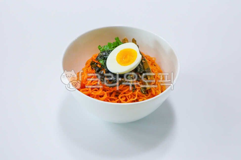 계란,비빔면,라면,egg,비빔라면,비빔소스,그릇,ramen,koreanfood,dishes,noodle,cook,noodles,면,면요리,삶은계란,반숙,음식,식재료,요리,food,cook,meal,dishes,food reserves