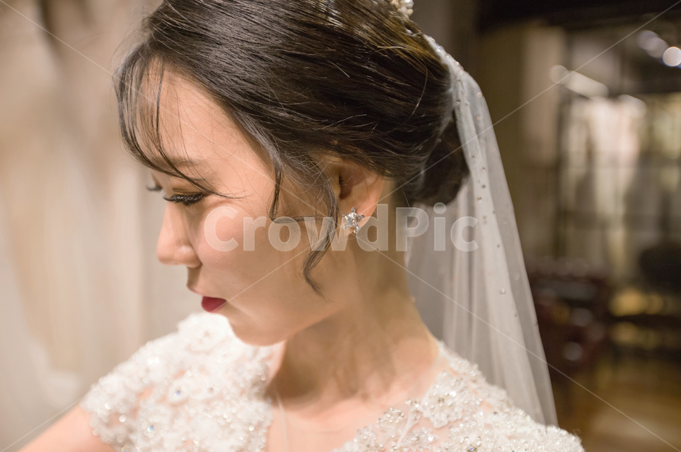 결혼,웨딩,웨딩드레스,베일,웨딩귀걸이,신부,옆모습,화사한,신부화장,목선
