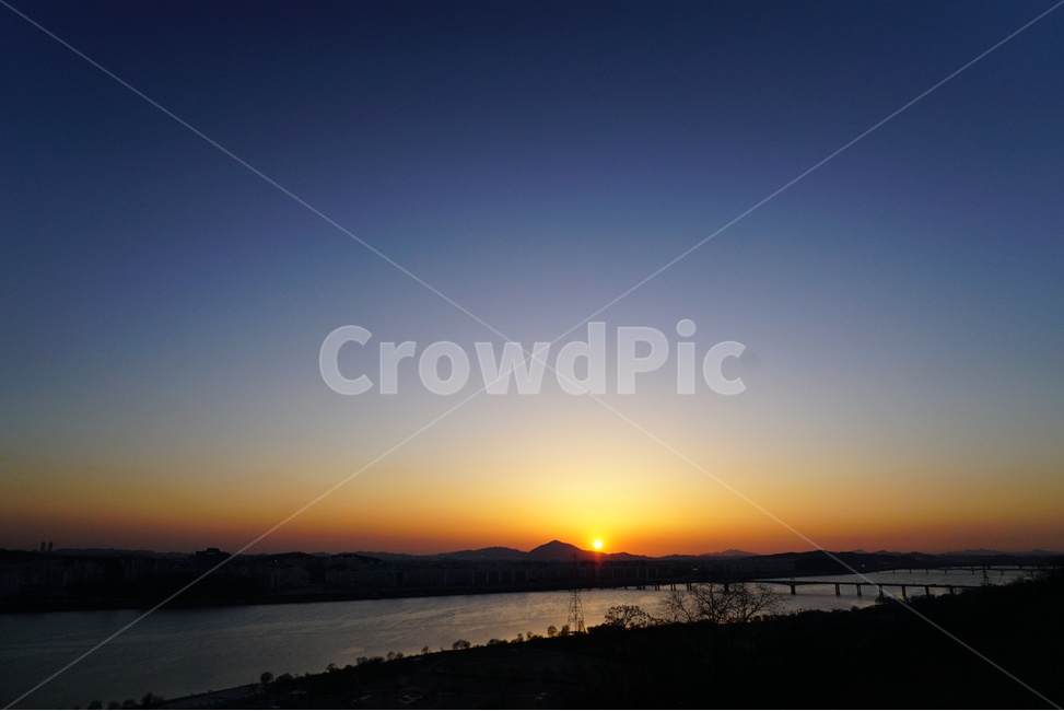 일몰,하늘,노을,구름,석양,자연,풍경,nature,landscape,outdoors,옥외,sky,red sky,붉은 하늘,dusk,황혼,dawn,새벽,sunset