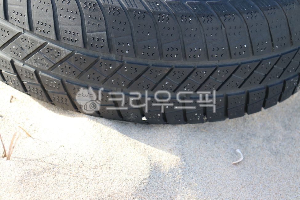 abandoned tires,trashtire,wheel,beach tire waste,beach trash,net,tire