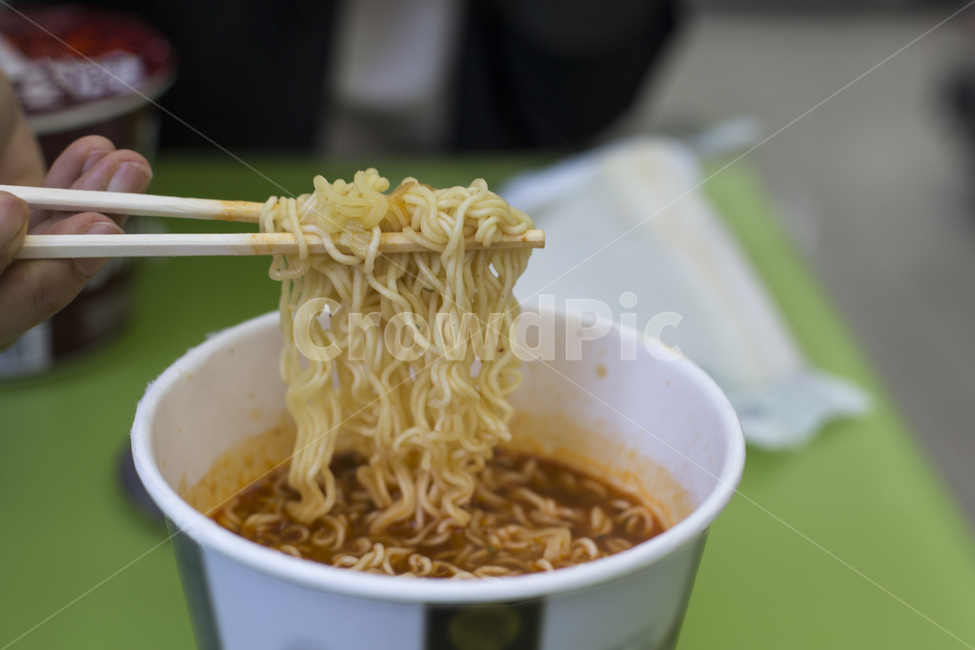 라면,컵라면,인스턴트,음식,일회용,젓가락,나무젓가락,야식,간식,용기,뚜껑,플라스틱,플라스틱용기,국물,면,면요리,음식,식재료,요리,food,cook,meal,dishes,food reserves,면류,면요리,noodles