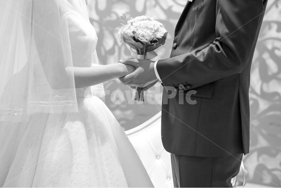 결혼식,부케,웨딩,신부,꽃,설레임,혼인,사랑,행복,wedding,flower,사람,인물,인간,human,person,연인,커플,사랑,lover,couple,결혼,혼례,웨딩,wedding,marriage,marry,기념일,축하,anniversary,congratulation,celebrate,celebration,흑백,모노톤,monochrome,black and white