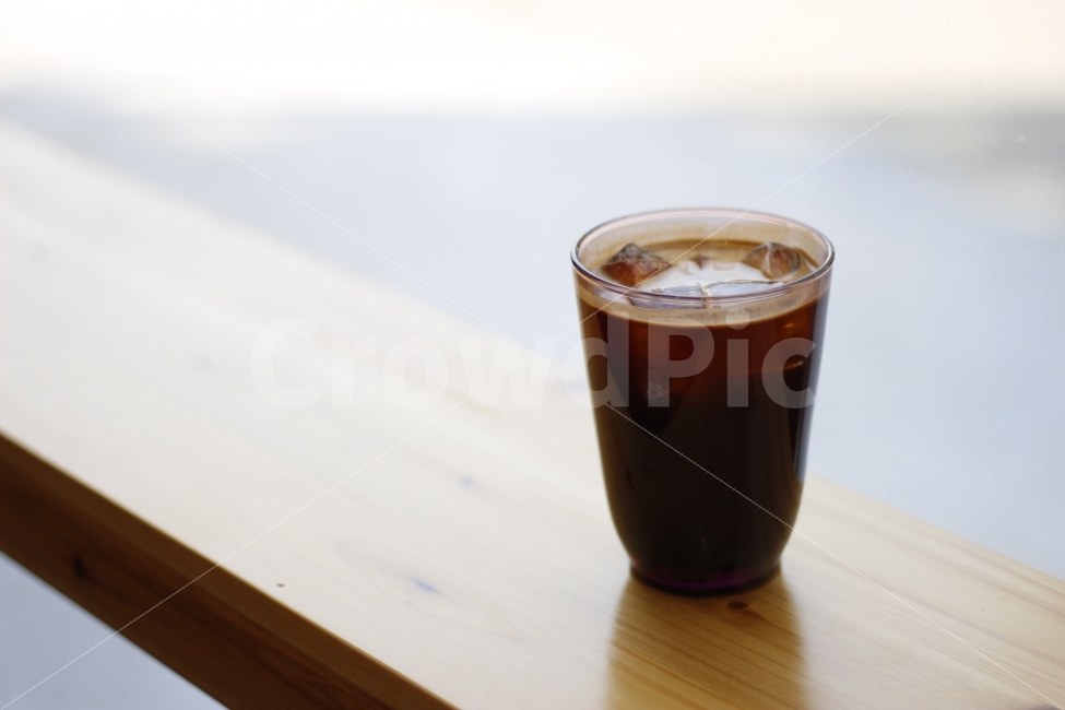 창가,창문,햇살,빛,원목,나무,테이블,coffee,cafe,dessert,food,beverage,커피,카페,드립커피,음료,아메리카노,바리스타,barista,커피,카페,coffee,cafe