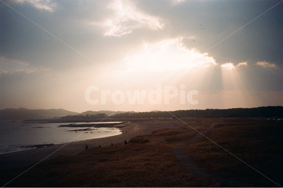 틴들,바닷가,사람들,제주,하늘,구름,빛,태양,겨울바다,자연,풍경,nature,landscape,한국자연풍경,한국자연경관,korea nature landscape,해변,바다,beach,sea,제주도,jeju,jeju island,감성,sensible,feeling,light,flare,플레어,outdoors,옥외