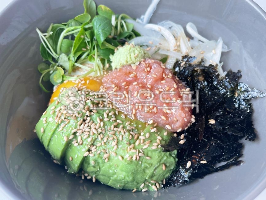 명란아보카도덮밥,덮밥,아보카도,명란젓갈,명란젓,야채,채소,써니사이드업,후라이,달걀후라이,계란후라이,고추냉이,생와사비,와사비,반숙,달걀,계란,김,양파,참깨,깨,food,dish,cook,meal,egg,음식,sesame