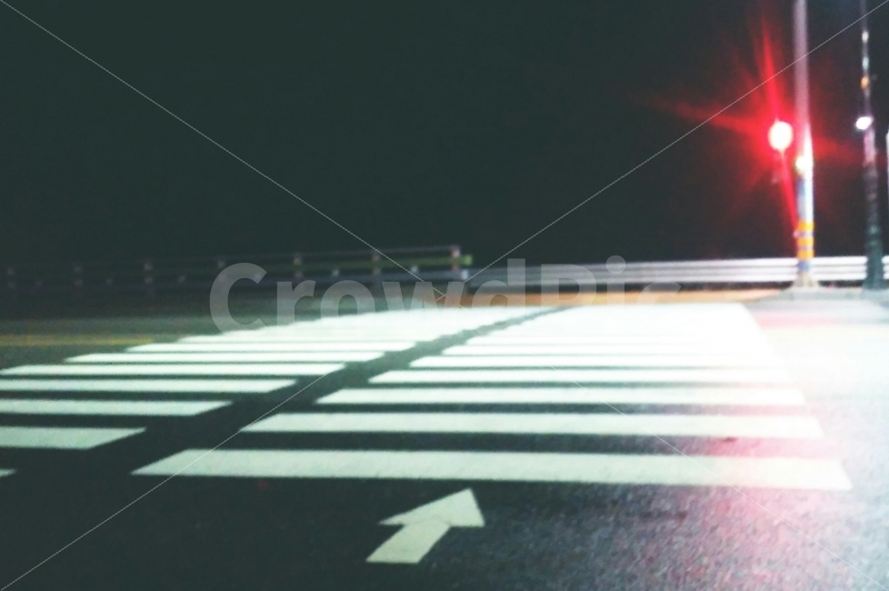 밤,신호등,횡단보도,비온뒤,풍경,경치,배경화면,교통,교통수단,traffic,transportation,야경,밤,풍경,nightscape,night,landscape,asphalt,아스팔트,road,도로