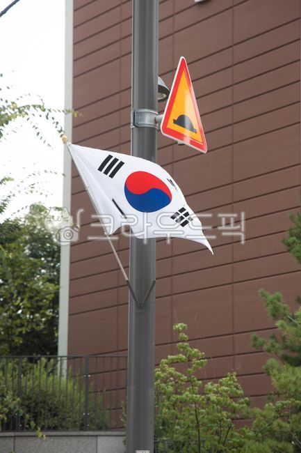 풍경,배경,태극기,가로등,벽,아파트,거리,길거리,국기,나라사랑,애국심,태극문양,사괘,도로표지,나무,펄럭이는,나부끼는,역사,상징,symbol
