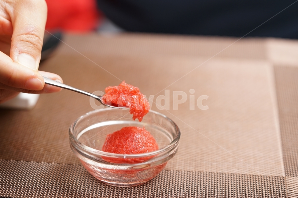디저트,스푼,빨강,레드,간식,달달,달콤,아이스크림,샤베트,아기자기,식후,그릇,원색,후식,사람,인물,인간,human,person,신체일부,몸,body,음식,식재료,요리,food,cook,meal,dishes,food reserves,디저트,간식,후식,dessert,snack