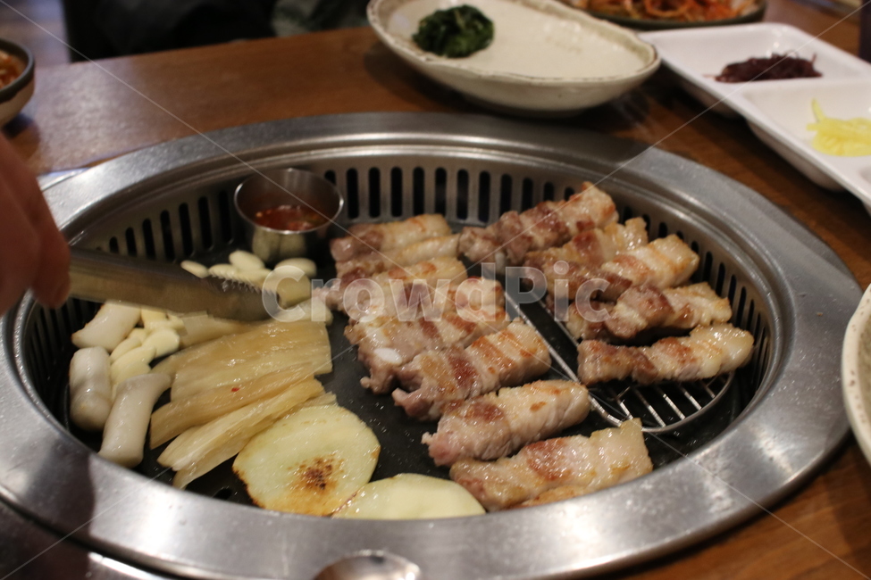 삼겹살,돼지고기,고기,목살,삼겹,쌈야채,쌈채소,상추,고추,깻잎,배추