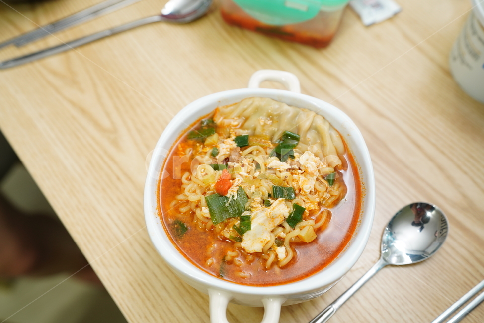 라면,면요리,푸드,먹거리,안주,식사,간식,국물,noodle,사발,bowl,dish,spoon,숟가락,음식