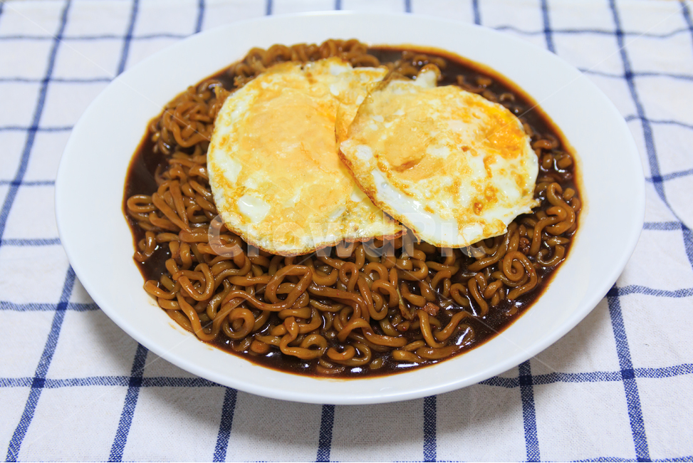짜장라면,면,음식,계란후라이,달걀,후라이,프라이,짜장면,짜장,그릇,접시,간식,면식,면요리,요리,간단한,인스턴트,맛있는,계란,음식,식재료,요리,food,cook,meal,dishes,food reserves,면류,면요리,noodles