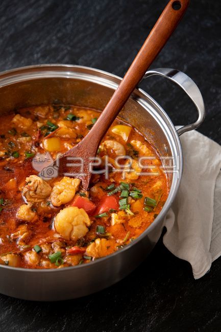 모케카,외국음식,외국요리,해외음식,해외요리,외국,해외,음식,요리,브라질,브라질요리,브라질음식,해산물,스튜,홈메이드,맛있는,따뜻한,든든한,건강한,붉은색,어두운,배경,냄비,식기,식사,moqueca,food,brazilian,brazilianfood,seafood,delicious,tasty,stew,homemade,homecooking,cooking,warm,healthy,red,dark,pot,plating,tableware,meal,cuisine,dish,dinner,plate,restaurant,fesh