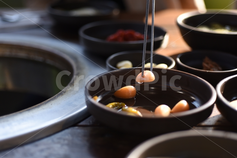 마늘,한국음식,장아찌,사진,채소,농작물,젓가락,한국식,자연,햇빛,음식,식재료,요리,food,cook,meal,dishes,food reserves,채소,야채,vegetables,한식,한국음식,한국요리,korean food,korean dishes,korean meal,korean cook
