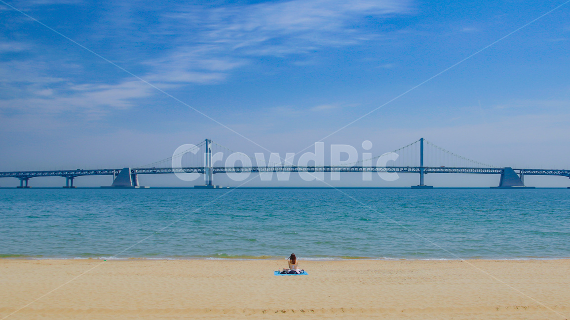 바다,여름,여자,백사장,대교,하늘,구름,여름,계절,summer,season,해변,바다,beach,sea,랜드마크,landmark,tourist attraction,한국랜드마크,한국관광지,한국명소,korea landmark,korea tourist attraction,사람,인물,인간,human,person,여성,여자,woman,female,lady,여행,휴가,traveling,vacation,trip,ocean,대양,nature,자연,water,물,outdoors,옥외,shoreline,해안선