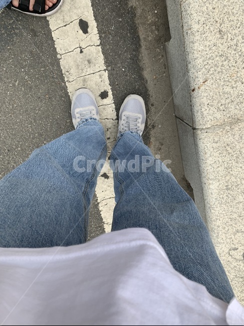신발,청바지,흰셔츠,위아래,긴바지,회색운동화,운동화,도로,인도