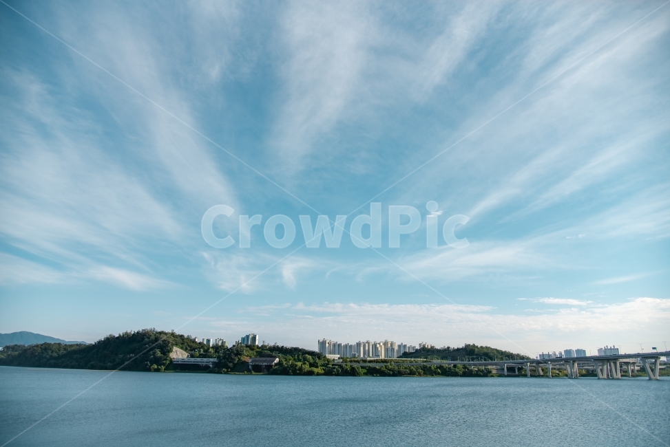 한강,구리한강시민공원,하늘,가을하늘,가을,구름,꺠끗함,도시,풍경,city,landscape,한국도시풍경,한국도시경관,korea cityscape,outdoors,옥외,land,땅,nature,자연,water,물,shoreline,해안선,ocean,대양,sea,바다,coast,연안