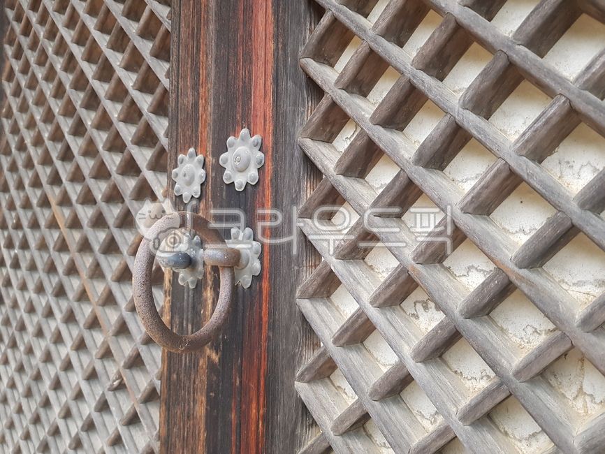 comb door,window paper,handle,wooden door,traditional door,doorknob