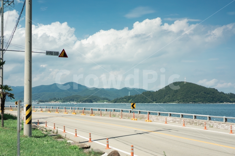 하늘,구름,표지판,도로,sky,맑음,산,감성,색감,자연,풍경,nature,landscape,교통,교통수단,traffic,transportation