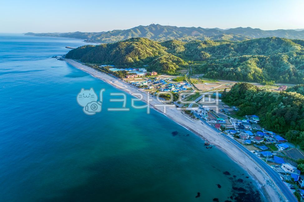 Coastal road,coastal road,purple sea road,East Sea,sea,road,mountain,sky,blue,green,nature,landscape,Uljin-gun,Uljin,Gyeongbuk,coast,beach,coastline,outdoor,outdoor,fishing village,village,aerial photography,high angle