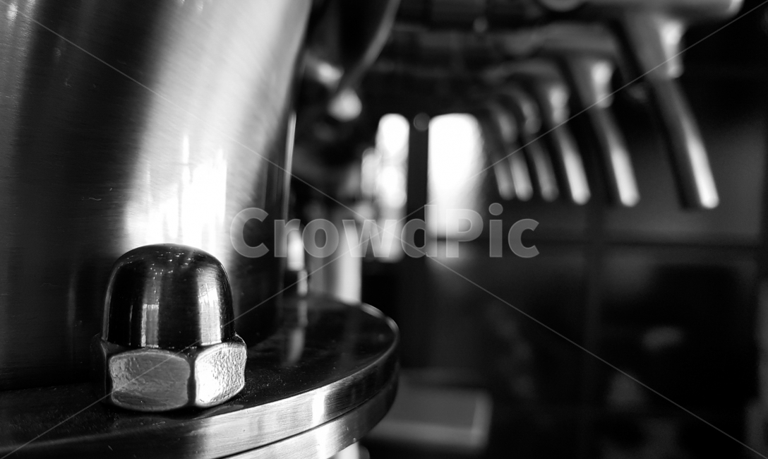 볼트,차가움,공장,펍,맥주,생맥주,beer,흑백,모노톤,monochrome,black and white