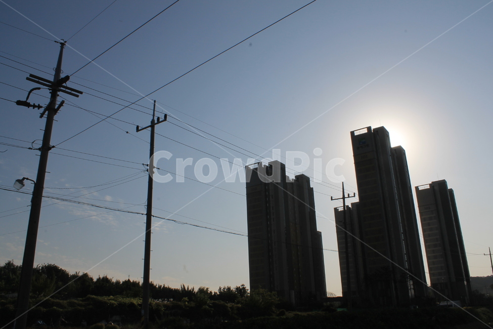 실루엣,silhouette,아파트,전봇대,전신주,하늘,푸른하늘,파란하늘,telephonepole,utilitypole,telegraphpole,cable,케이블