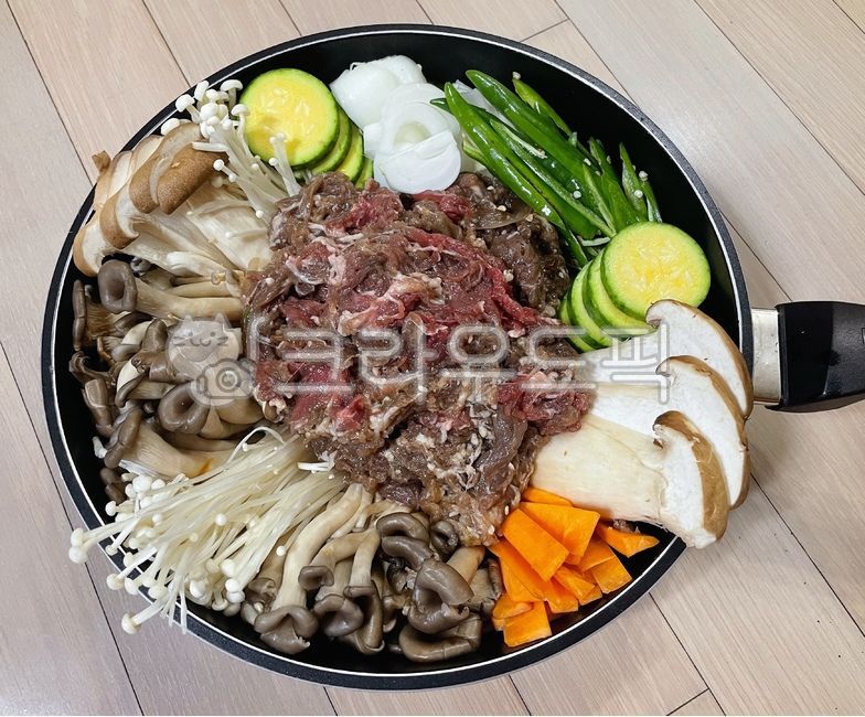 소불고기전골,불고기전골,전골,소불고기,불고기,육류,재료준비,재료,야채,채소,당근,양파,청양고추,새송이버섯,느타리버섯,팽이버섯,버섯,음식,요리,고기,소고기,식사,식재료,한식,한국음식,한국요리,웍,호박,애호박,meal,food,dish,cook,meat,koreanfood,wok