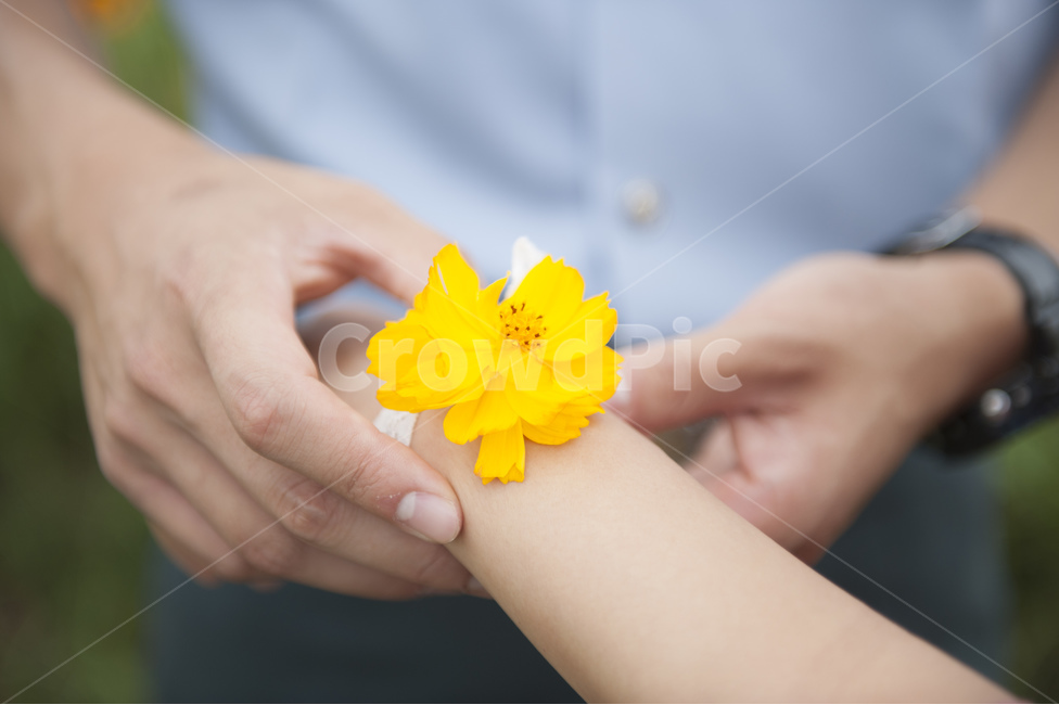 꽃,노란꽃,노란,유채,군인,고무신,곰신,여자친구,군화,군인남자친구,휴가,커플,데이트,꽃신,군대,군인커플,밀리터리,봄,계절,spring,season,식물,자연,plants,nature,꽃,flower,사람,인물,인간,human,person,신체일부,몸,body,연인,커플,사랑,lover,couple,감성,sensible,feeling,연출,컨셉,콘셉,direction,concept,finger,손가락