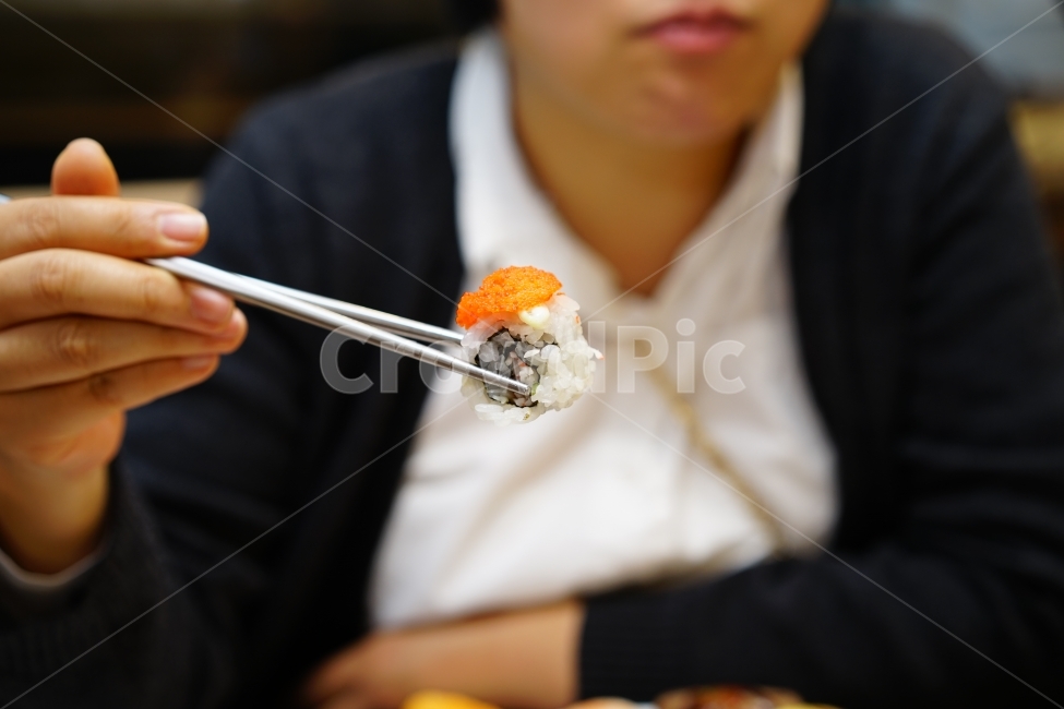 초밥,먹방,음식,푸드,식사,food,먹거리,먹빵,행복,식사시간,젓가락,사람,인물,인간,human,person,신체일부,몸,body,음식,식재료,요리,food,cook,meal,dishes,food reserves